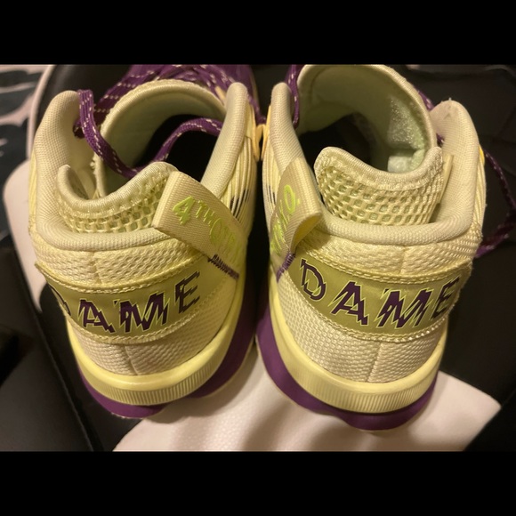 Men’s Adidas Dame Basketball shoes size 11 - Picture 2 of 4